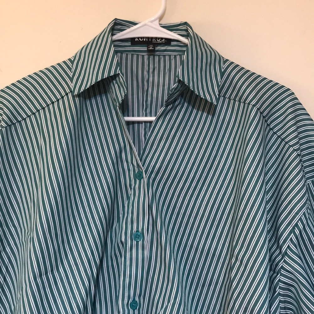 Green and white shirt - Picture 2 of 7